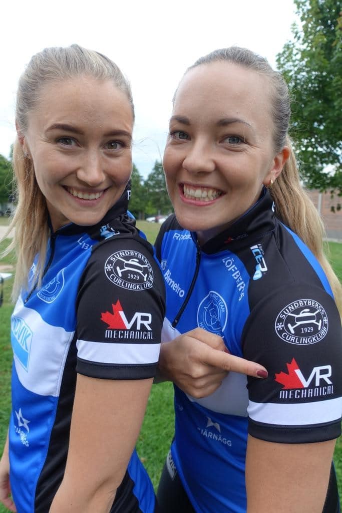Sara McManus och Agnes Knochenhauer visar stolta upp den nya kanadensiska sponsorn VR Mechanical Solutions
